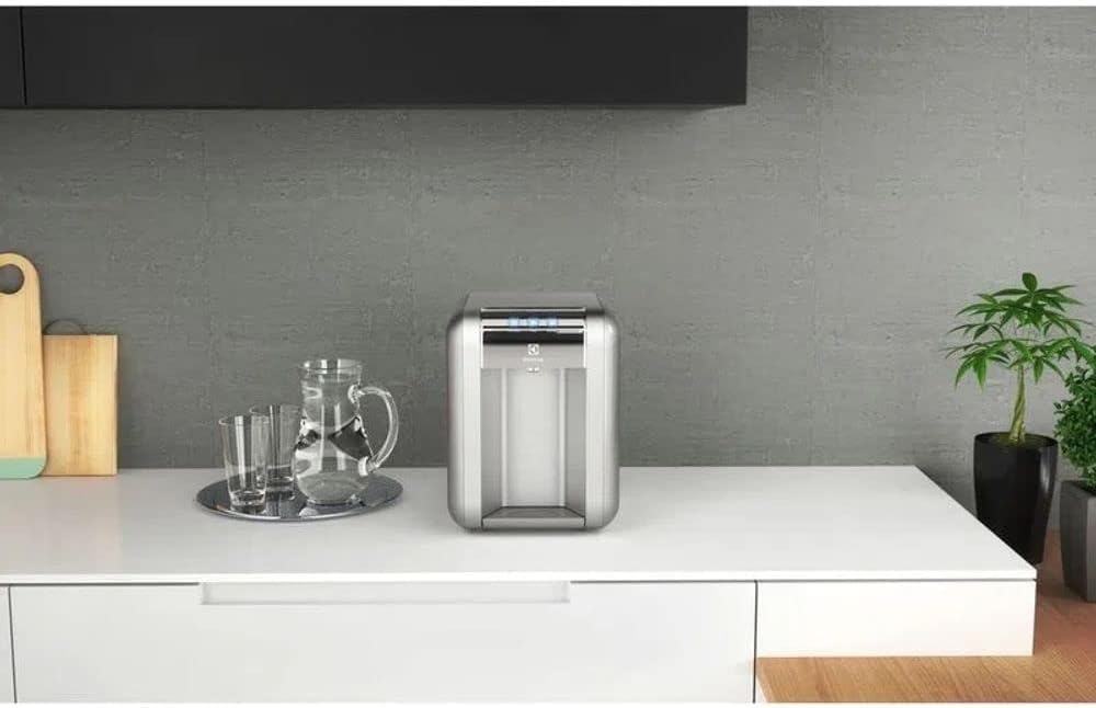 Purificador de Água Gelada Fria e Natural Elétrico Compacto Eletronico placa Electrolux cinza prata com Painel Touch Bivolt PE11X