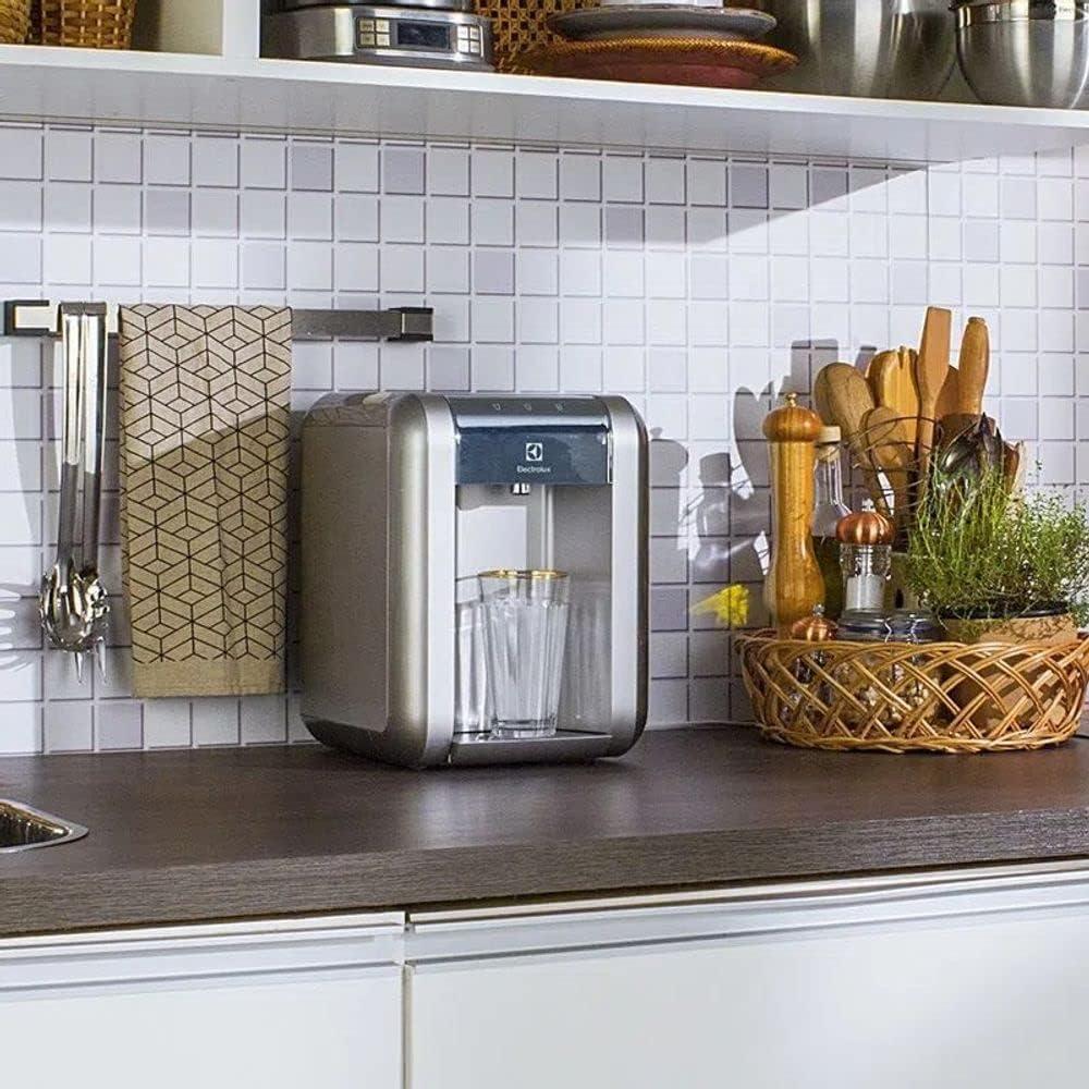 Purificador de Água Gelada Fria e Natural Elétrico Compacto Eletronico placa Electrolux cinza prata com Painel Touch Bivolt PE11X