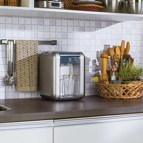 Purificador de Água Gelada Fria e Natural Elétrico Compacto Eletronico placa Electrolux cinza prata com Painel Touch Bivolt PE11X